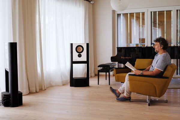 Tenor Jonas Kaufmann in his living room with LS1be system